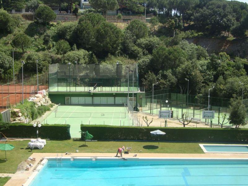 Día de comida, pádel y piscina en Cabrils